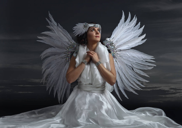 天然矢羽マークの翼を持つ天使衣装の若い美しい女性 - 写真・画像