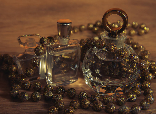 parfüm ve altın boncuk - Fotoğraf, Görsel
