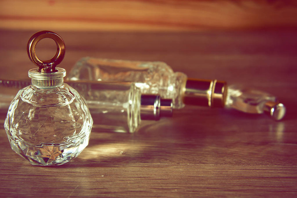 diferentes botellas de perfume
 - Foto, imagen