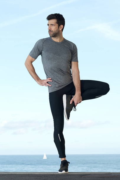 deportista estira pierna
 - Foto, imagen