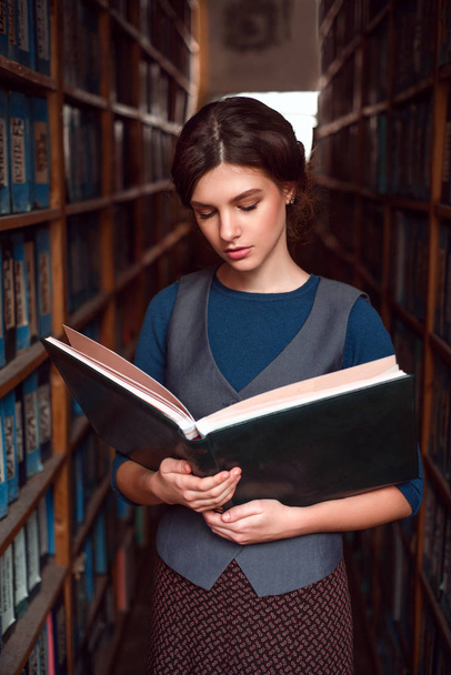 fiatal nő az egyetemi könyvtár - Fotó, kép