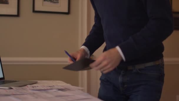um homem e suas contas em sua mesa de jantar
 - Filmagem, Vídeo