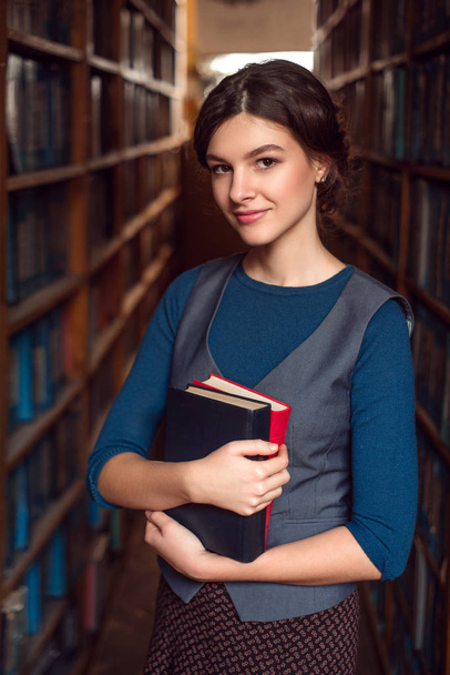 jonge vrouw in de Universiteitsbibliotheek - Foto, afbeelding
