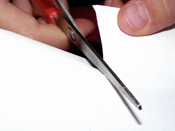 Zdjęcia cięcie papieru nożyczkami dla witryn sieci web - Zdjęcie, obraz