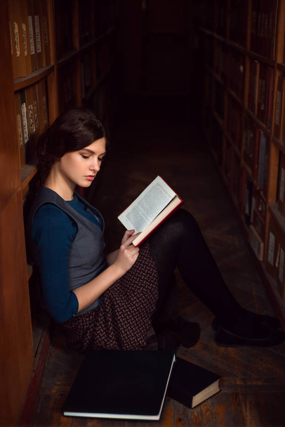 fiatal nő az egyetemi könyvtár - Fotó, kép