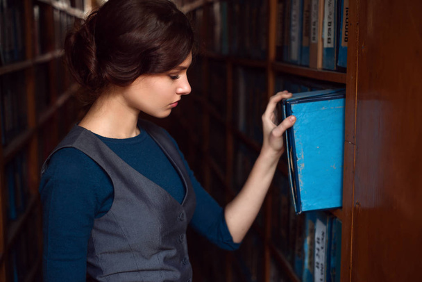 大学図書館の若い女性  - 写真・画像