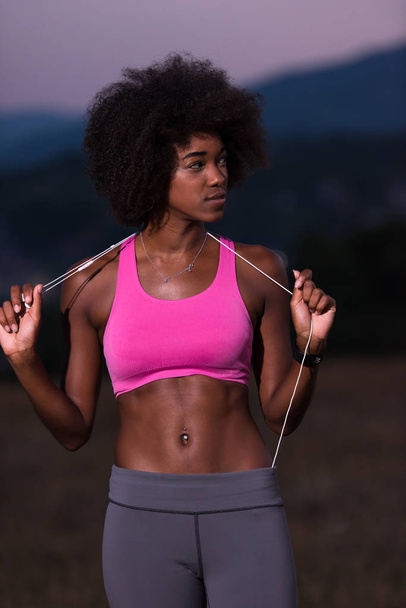  アフリカ系アメリカ人の女性が自然にジョギング - 写真・画像