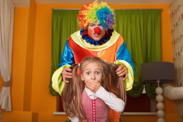 petite fille effrayée de clown
 - Photo, image