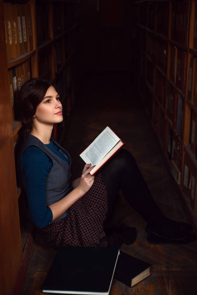 jeune femme dans la bibliothèque universitaire
 - Photo, image