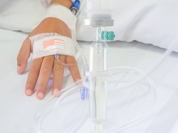 Injection intraveineuse saline (iv) goutte à goutte sur la main des enfants à l'hôpital. Soins de santé et matériel médical concept
. - Photo, image