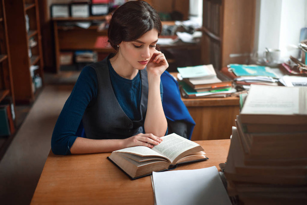 mujer estudiante inteligente en la biblioteca
 - Foto, imagen