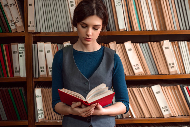 Młoda kobieta w bibliotece Uniwersyteckiej - Zdjęcie, obraz