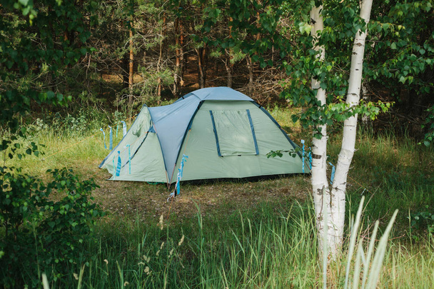 Turysta obóz w lesie. Camping. Część relaksacyjna - Zdjęcie, obraz