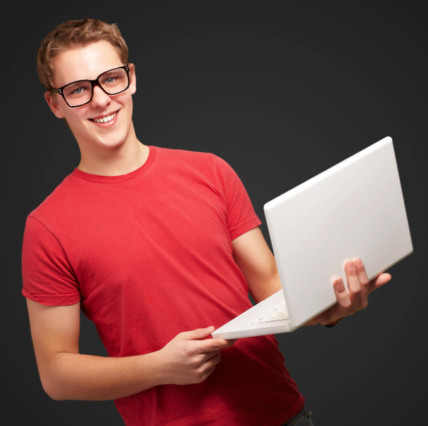 Hombre feliz sosteniendo portátil
 - Foto, Imagen