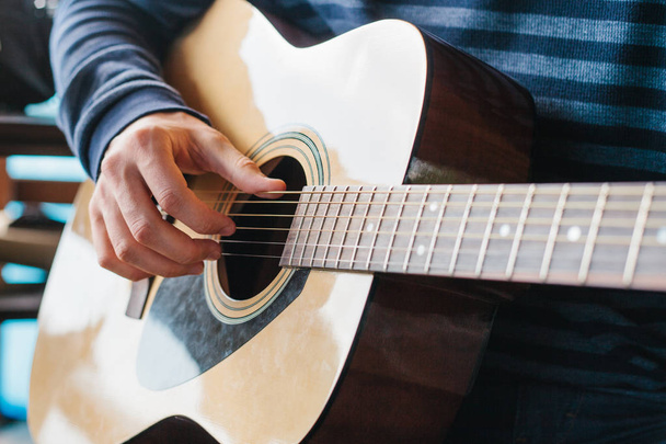 Imparare a suonare la chitarra. Educazione musicale e lezioni extra-curriculari. - Foto, immagini