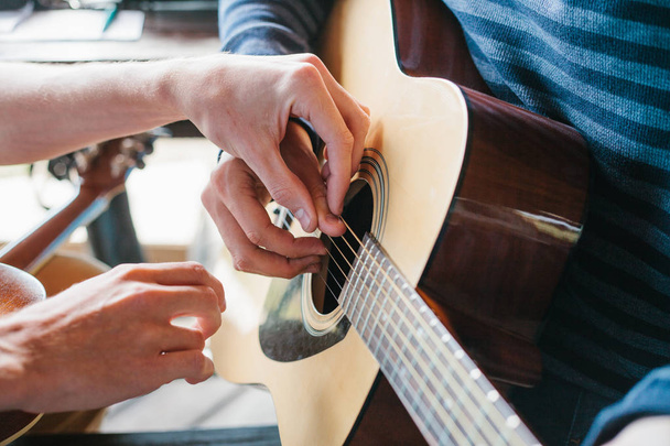 Aprender a tocar guitarra. Educação musical e aulas extra-curriculares. - Foto, Imagem