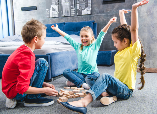 dzieci bawiące się drewnianymi klockami - Zdjęcie, obraz