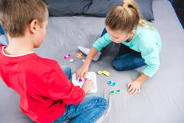 Děti si hrají s barevné hračky - Fotografie, Obrázek