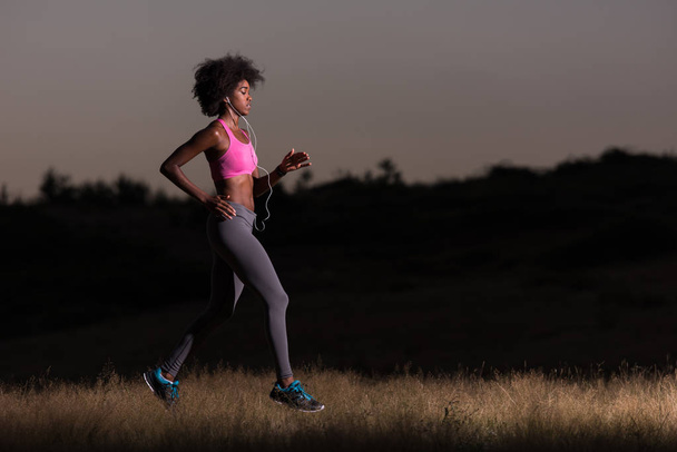 Young African american woman jogging in nature - Foto, immagini