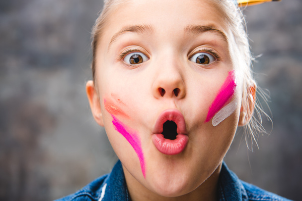 Schoolgirl artist with painted face - Zdjęcie, obraz