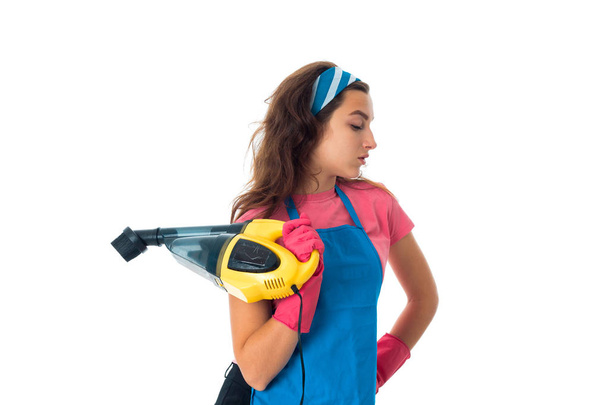 jovem empregada com produtos de limpeza
 - Foto, Imagem