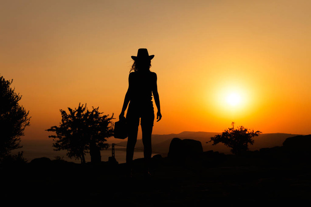 Silueta de mujer con sombrero de vaquero
  - Foto, imagen