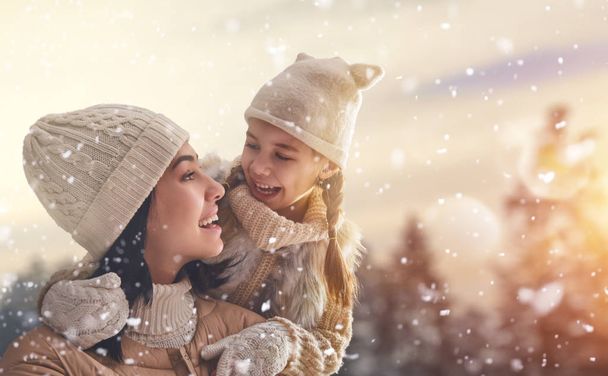 family and winter season - Foto, imagen