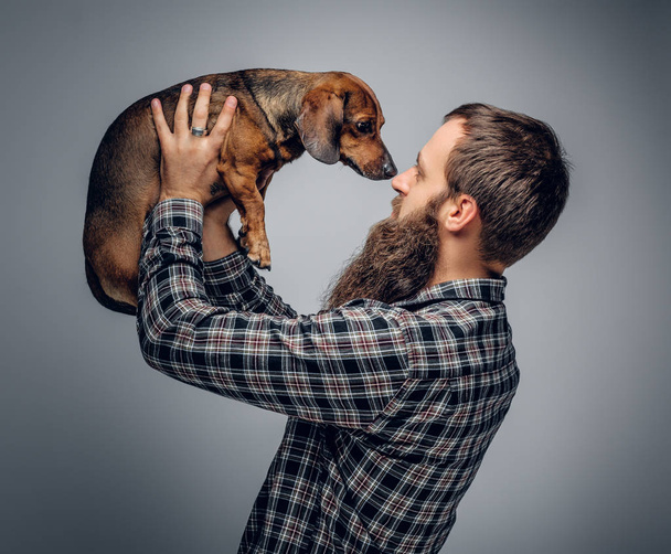 Hombre urbano sosteniendo perro
 - Foto, imagen