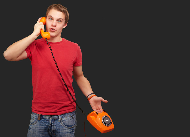 Porträt eines jungen Mannes, der am Telefon telefoniert - Foto, Bild
