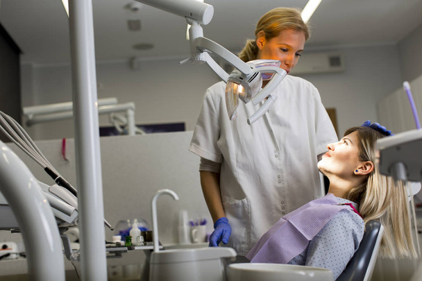 Paciente que se somete a revisión dental
 - Foto, imagen