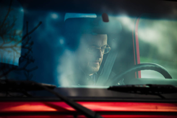  άντρας με γυαλιά σε αυτοκίνητο Διαβάστε SMS - Φωτογραφία, εικόνα