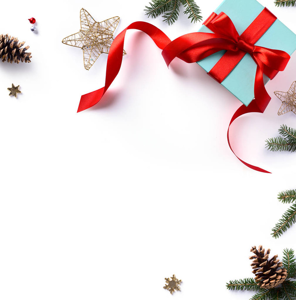 Χριστουγεννιάτικες διακοπές σύνθεση· Χριστουγεννιάτικο δώρο, κλαδιά δέντρων ελάτης - Φωτογραφία, εικόνα