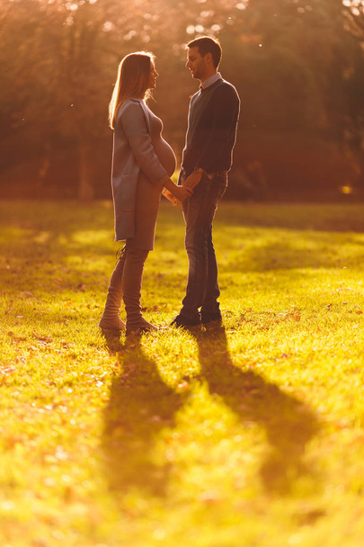 Onnellinen pari syksyllä puistossa
 - Valokuva, kuva