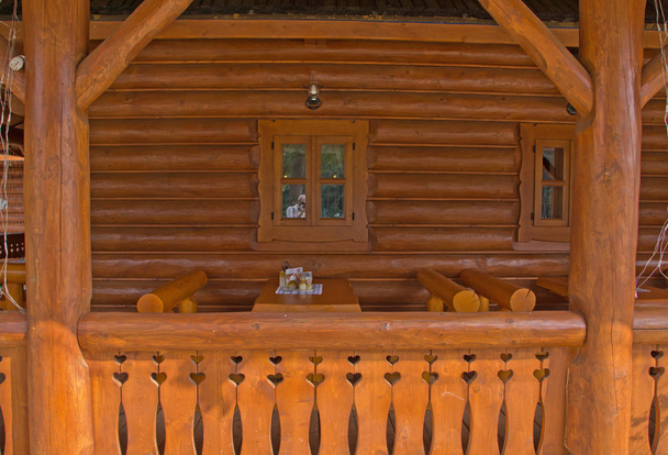 A teraszon a fából készült ház részlete - Fotó, kép