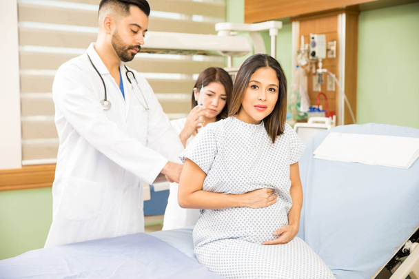 беременная женщина сидит
 - Фото, изображение