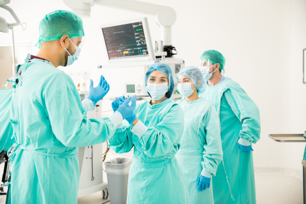 cirujanos preparándose
  - Foto, Imagen