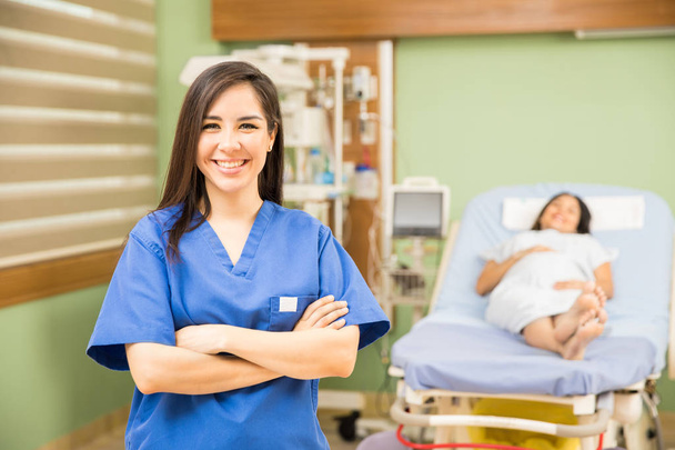 Милая медсестра ухаживает за беременной пациенткой
 - Фото, изображение
