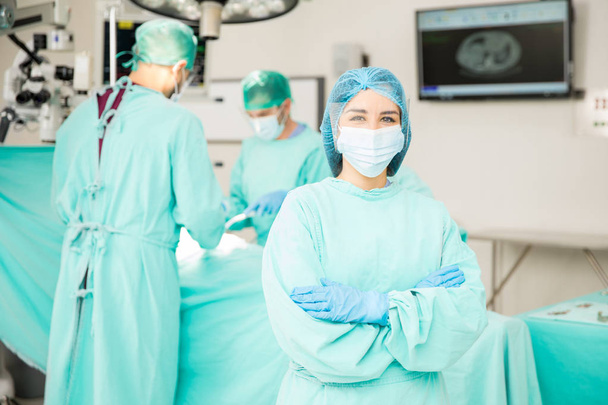  Leikkaussalissa seisova kirurgi
 - Valokuva, kuva