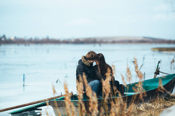 mladý nádherný pár na ledu zamrzlého jezera - Fotografie, Obrázek