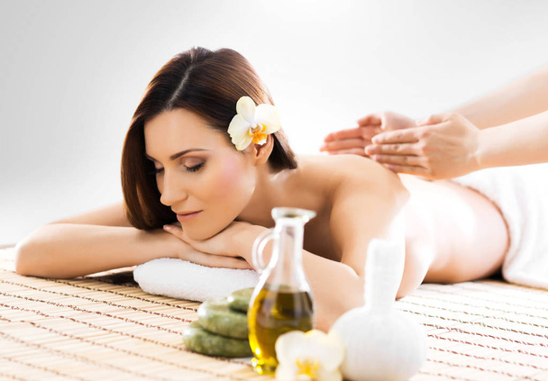 giovane e naturale donna su massaggio spa
  - Foto, immagini