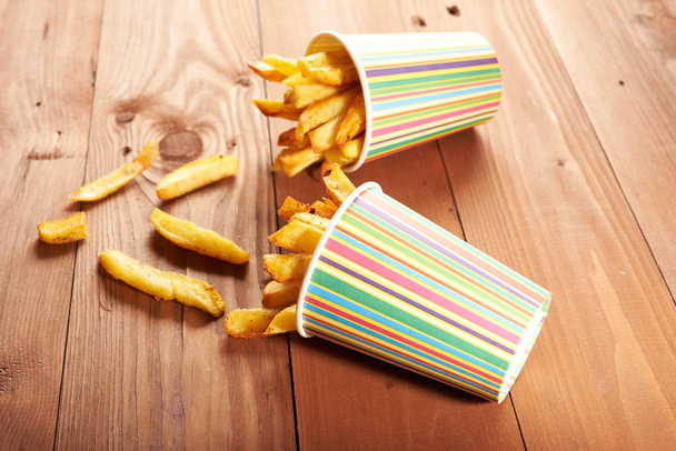 fritas batatas fritas close-up em copo de papel
 - Foto, Imagem