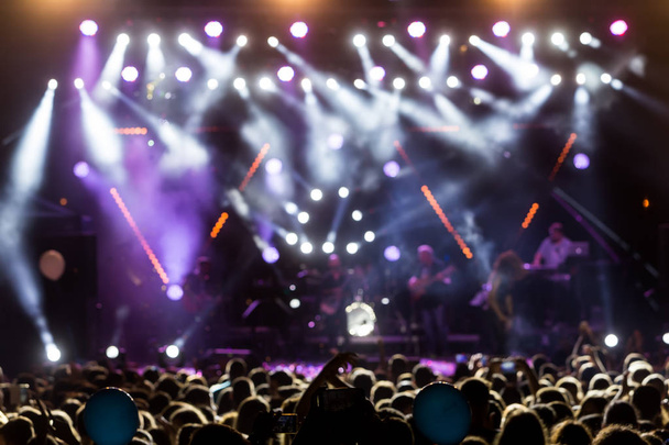 silhouetten van concertmenigte voor felle podiumlichten - Foto, afbeelding