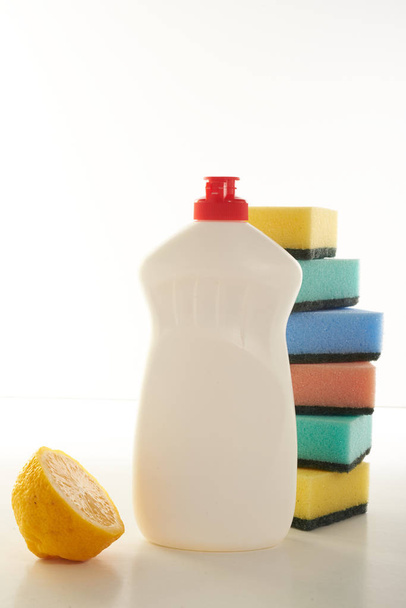 detergente para platos sobre fondo blanco
 - Foto, Imagen