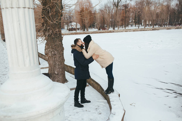 Hombre y mujer beso
 - Foto, Imagen