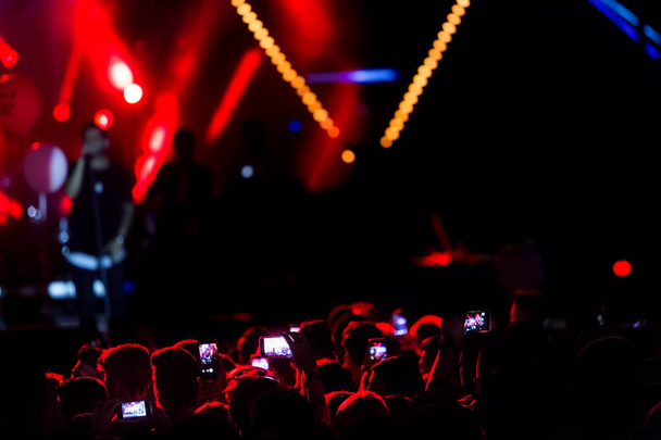 Рука з записами смартфонів жива музика святкова
 - Фото, зображення