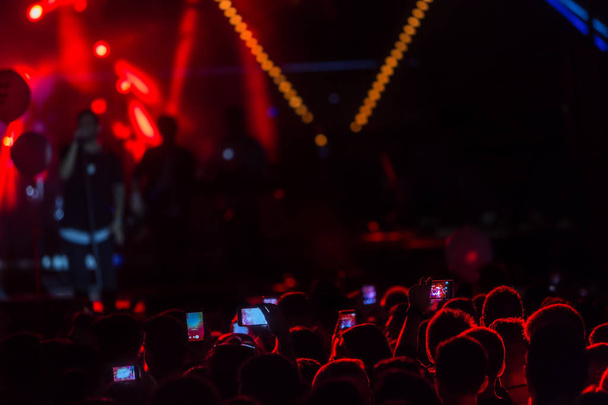 Ręka z festiva z muzyką na żywo rekordy smartphone - Zdjęcie, obraz
