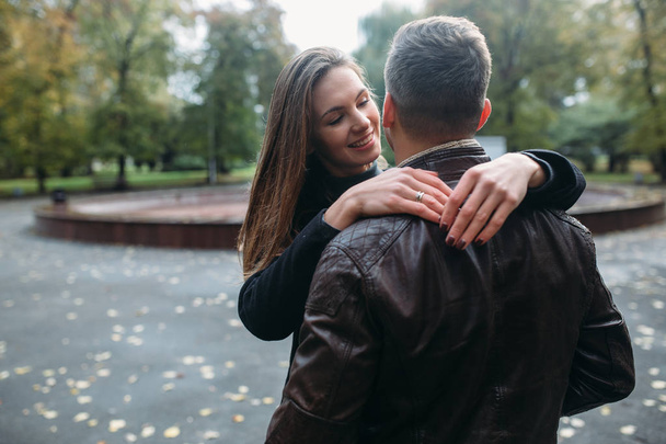 秋の公園で歩いて魅力的な幸せなカップル - 写真・画像