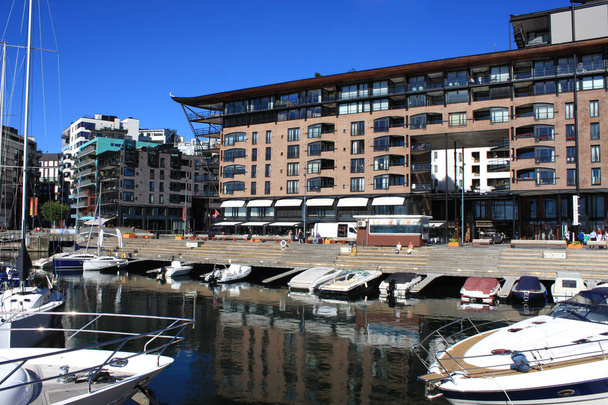Oslo port z łodzi i jachtów. Zarówno w prywatnych, jak i w t - Zdjęcie, obraz