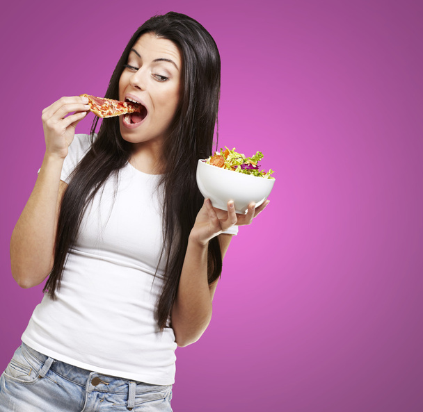 kobieta jedząca pizzę - Zdjęcie, obraz