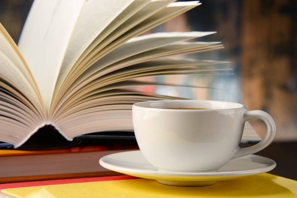 Könyvek és csésze kávé összetétele - Fotó, kép